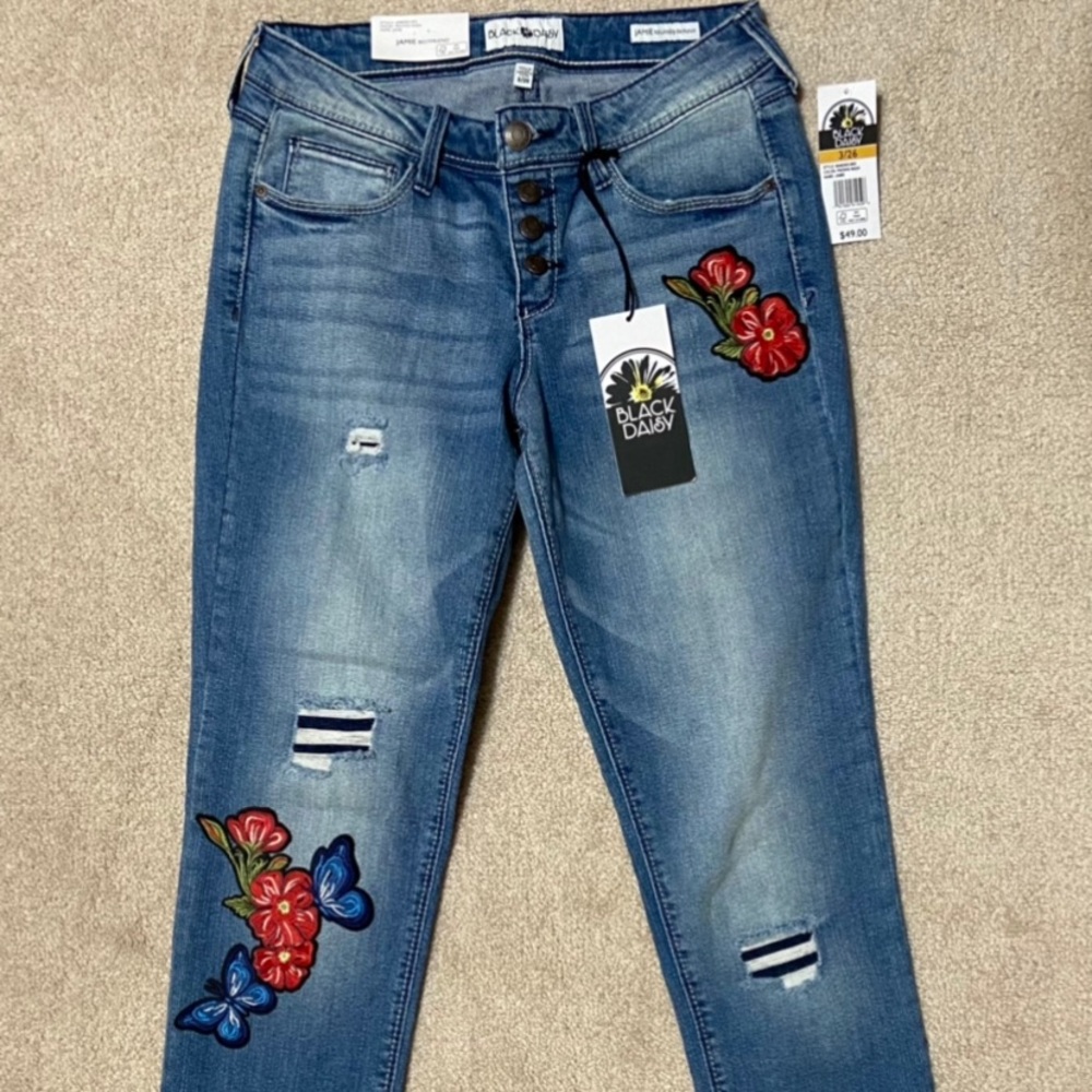 Black Daisy Embroidered Jamie Crop Jeans. Size 3